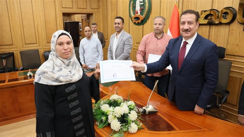 جانب من تسليم الشهادات