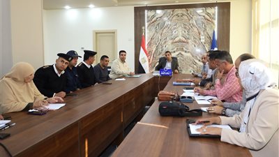 محافظ السويس يعقد اجتماعاً لمناقشة الخطة الاستثمارية