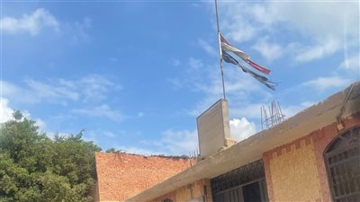 استياء أهالي المنيرة بالقناطر الخيرية بسبب تمزق علم مصر أعلى الوحدة المحلية
