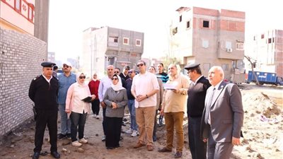 محافظ دمياط يبحث ميدانيا خطة تطوير سوق «عزبة البرج»