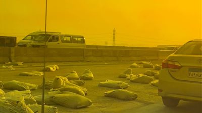 دون إصابات.. إنقلاب سيارة مواد بناء أسفل الطريق الأوسطي بمدينة 15 مايو