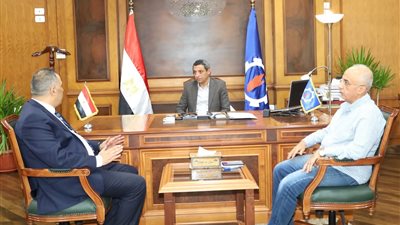 محافظ السويس يستقبل رئيس مياه الشرب لبحث طرق تحسين الخدمات المقدمة للمواطنين