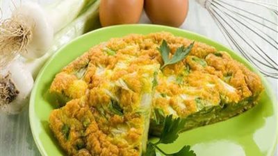 طريقة عمل عجة البقدونس والبصل بخطوات سهلة وطعم لذيذ يستحق التجربة