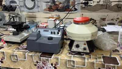 ضبط سيدة تدير مستوصف طبي يدار بدون ترخيص لصفة طبيب تقوم بالكشف بالواسطى