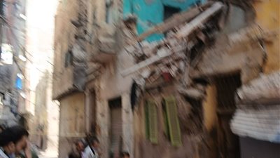 العناية الإلهية تنقذ أسرتين بعد انهيار جزء من العقار الذى يقيمون به فى الجيزة