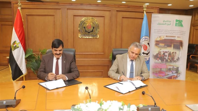 جانب من التوقيع 