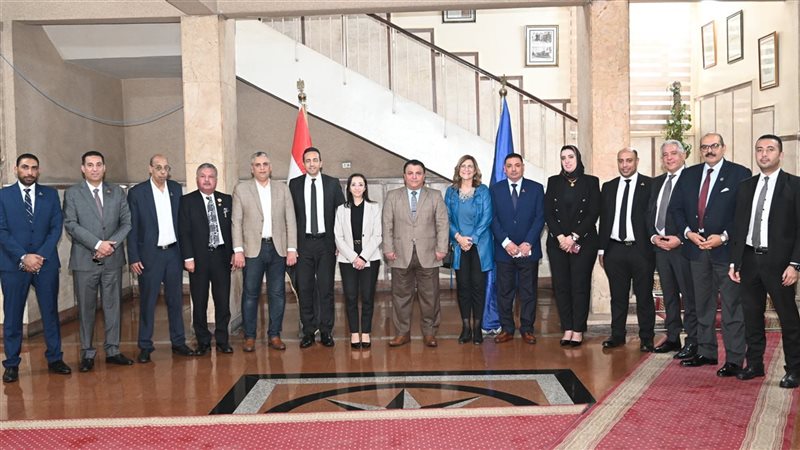 محافظ البحيرة تعقد