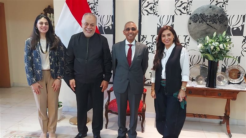 أشرف زكي وروجينا