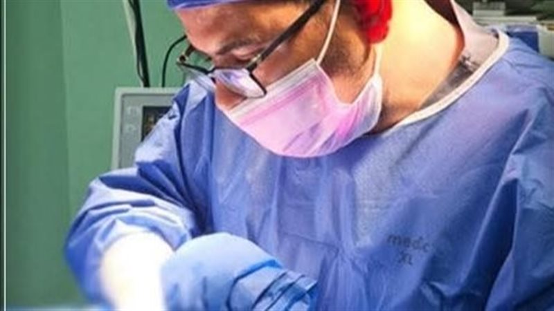 الطبيب أثناء إجراء