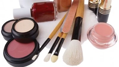 تدخل برلماني بشأن مستحضرات التجميل الفاسدة.. اعرف التفاصيل