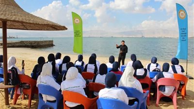 حملة تنظيف شواطئ بمشاركة وحدة السكان وجهاز شئون البيئة بالسويس 