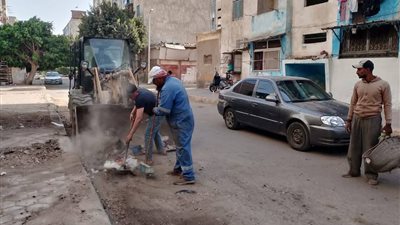 «شارعنا مسئوليتنا».. حملة نظافة بمنطقة المثلث بحي الأربعين بالسويس
