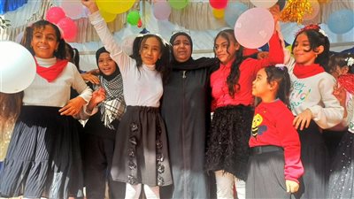 مدير عام تعليم أبوتشت يشارك طلاب مدرسة الشهيد حمدالله فرحة أعياد الطفولة