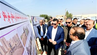 وزير الإسكان ومحافظ الفيوم يتفقدان مجمع محطات مياه الشرب بالعزب الجديدة