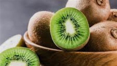 قبل الدورة؟ هذه الفاكهة الخضراء قد تكون أفضل مساعد لك