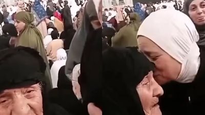 بالفيديو.. مصرية تطلب دعاء حاجة عراقية لابنتها بالزواج في الحرم