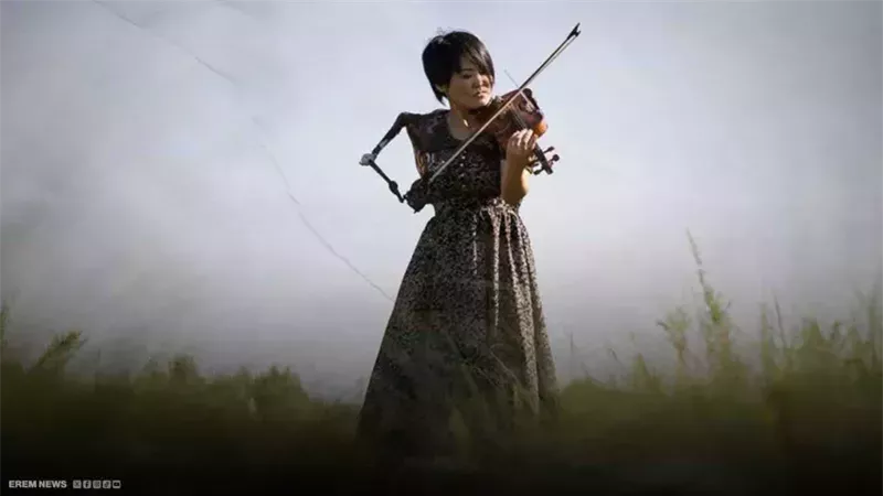 عازفة بذراع اصطناعية