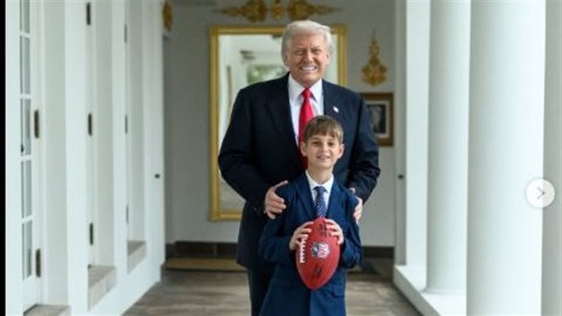 ترامب وأحد أحفاده
