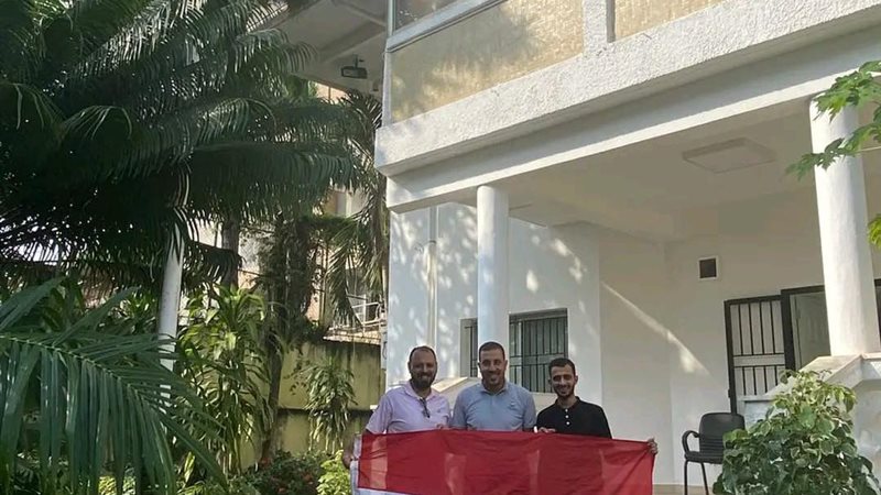 الناخبون أمام سفارة