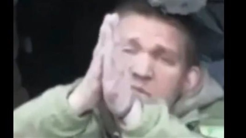 جندي أوكراني يتوسل