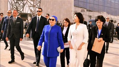 السيدة انتصار السيسي بإطلالة أنيقة بلمسات مصرية فاخرة