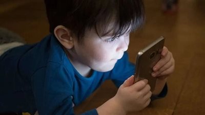 خبير أمن معلومات: تطبيقات يجب حذفها فورًا من هاتف طفلك… الخطر كبير