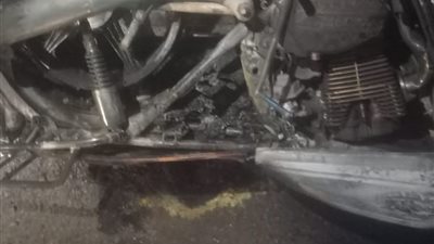 إصابة شخص في حادث تصادم دراجة نارية بالحاجز الخرساني واشتعالها بطريق الأدبية