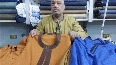 زباينه أعيان البلاد.. أشهر ترزي بسوهاج يحترف خياطة الجلابية البلدي منذ 50 عاما