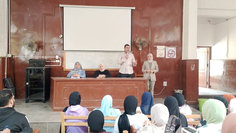 جانب من الندوة بكلية