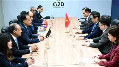 رئيس الوزراء يلتقي نظيره الفيتنامي ويعرب عن تطلعه لتطوير العلاقات بين البلدين