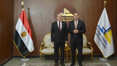 رئيس جامعة دمياط يصدر القرار التنفيذي لتعيين نائب رئيس الجامعة لشئون خدمة 