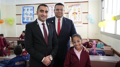 لإكتسابهم الثقة.. فريق من النيابة العامة يوزع الهدايا علي الطلاب |صور