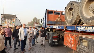 محافظ القليوبية يتابع حادث انقلاب سيارة نقل في ترعة بطوخ