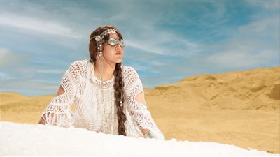 فنانة شابة تبتكر منحوتة جليدية ضخمة في صحراء مصر لتسليط الضوء على أزمة المناخ