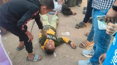 إصابة صغيرين بصعق من كشك كهرباء مفتوح بقرية كوم أشقاو في طما بسوهاج