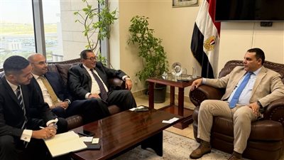  التمثيل التجاري المصري يبحث مع بنك الإمارات دبي الوطني دعم الشركات المصرية