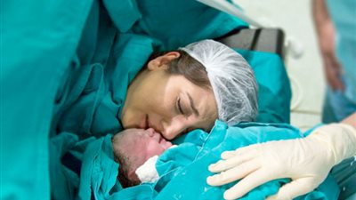 أستاذ نساء وتوليد: الطب ليس رفاهية بل صمام أمان لحياة الأم والطفل