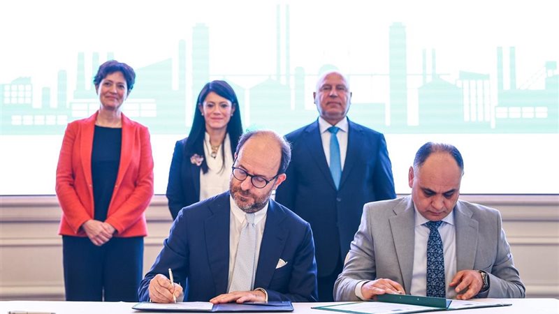 جانب من التوقيع 