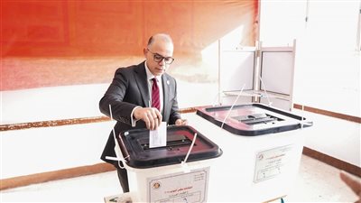 رئيس الهيئة العامة للرقابة المالية يدلي بصوته الانتخابي بمدرسة سيزا نبراوى