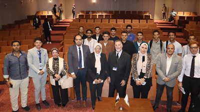 جامعة بني سويف الأهلية تهدى خبير الكيمياء الأمريكى هدية تذكارية