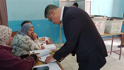 النائب طارق رضوان يدلي بصوته في انتخابات مجلس النواب بمدرسة بالمعادي
