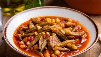 البامية باللحم الضاني والصلصة .. وصفة شهية على الطريقة المنزلية