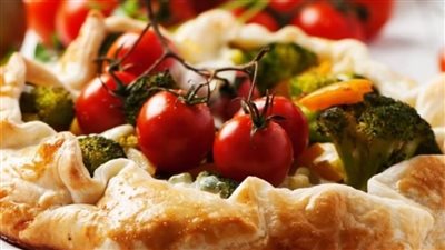 تارت الخضار بالجبن والبيض .. مذاق لذيذ وصحي لبداية يومك