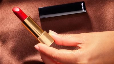 ما علاقة مبيعات أحمر الشفاه بالركود والانتعاش الاقتصادي ؟  