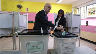 رئيس حزب الجبهة الوطنية يدلي بصوته في انتخابات مجلس النواب بالقاهرة الجديدة 