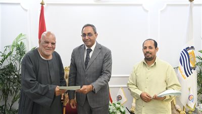 محافظ قنا يسلم عقود تقنين جديدة لواضعي اليد ويؤكد استمرار استرداد حقوق الدولة 
