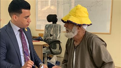 مستشار يساعد كفيف وكبار السن علي الإدلاء بأصواتهم في لجنة انتخابية بالزقازيق