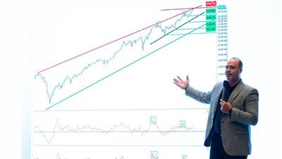 البورصة الأمريكية تمر بالهبوط الأعنف منذ إبريل.. خبير يكشف الأسباب