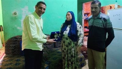 محافظ السويس يكرم سيدة أحبطت خطف طفل قي منطقة عرب المعمل بالسويس