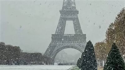 عاصفة ثلجية مفاجئة تشل الحركة في باريس وتغلق برج إيفل مؤقتا